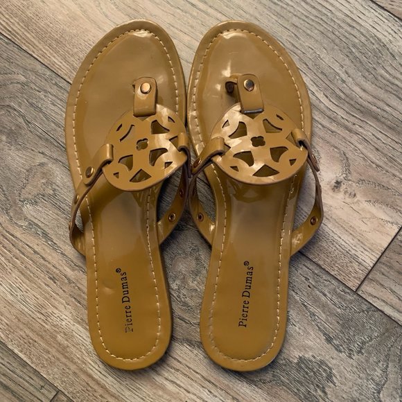 PIERRE DUMAS WOMEN'S LIMIT-20 MEDALLION FLIP FLOP SANDALS MOCHA 7.5 - Picture 1 of 8